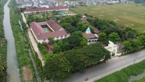 Area yang luas 2 ha, sejuk dengan banyak pohon